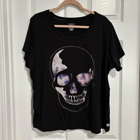 torrid Black Tee with Marble Skull Graphic - Picture 1 of 7